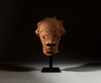 Tête Nok, Nigeria
Terre cuite
H. 25 cm

Test...