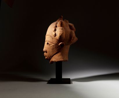 Tête Nok, Nigeria
Terre cuite
H. 25 cm

Test...