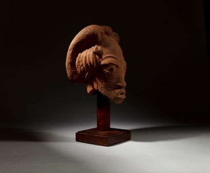 Tête Nok, Nigeria
Terre cuite
H. 29 cm

Test...