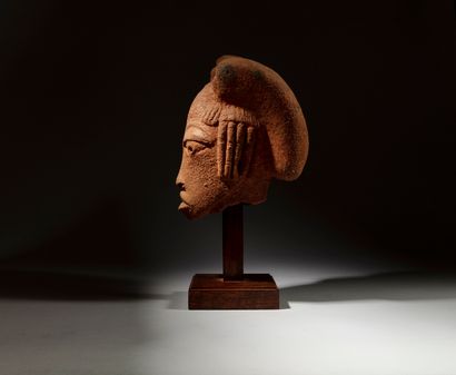 Tête Nok, Nigeria
Terre cuite
H. 29 cm

Test...