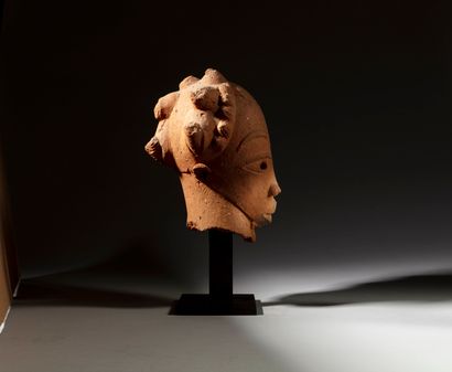 Tête Nok, Nigeria
Terre cuite
H. 25 cm

Test...
