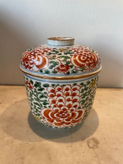CHINE
Coupe couverte
En porcelaine
A décor...
