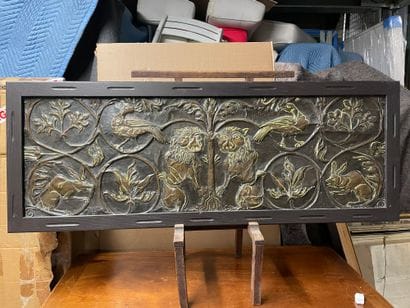 Deux bas reliefs
En métal repoussé et rehauts...