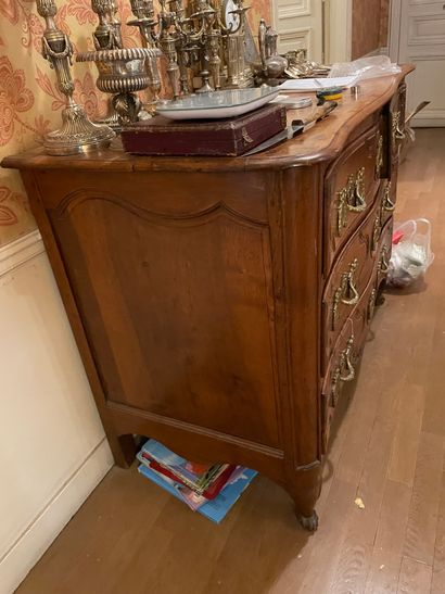 Belle commode
En bois naturel mouluré
La...