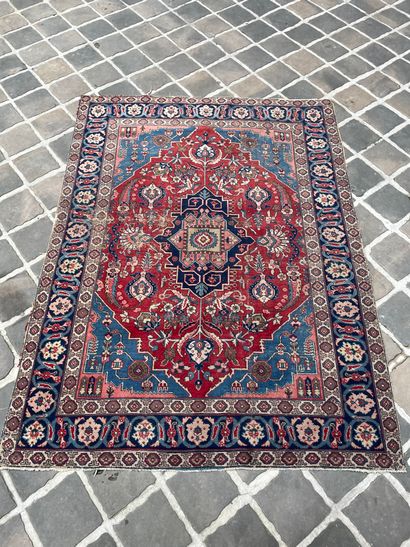 Old TABRIZ carpet
In polychrome wool
183...