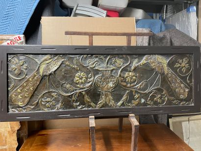 Deux bas reliefs
En métal repoussé et rehauts...