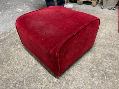 Repose-pieds
En velours rouge
40 x 59 x 60...