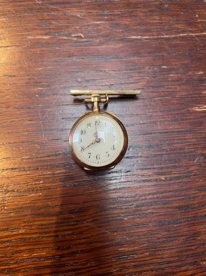 Collar watch
In gold 750°/°°
Round dial with...