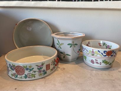 CHINE
Paire de grandes coupes
En porcelaine
A...