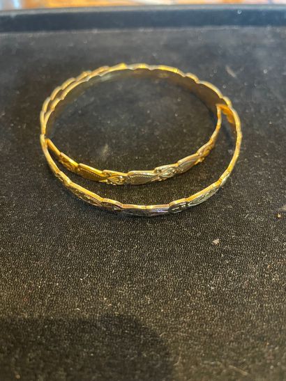 Pair of bracelets
In gold 750°/°°
With chased...