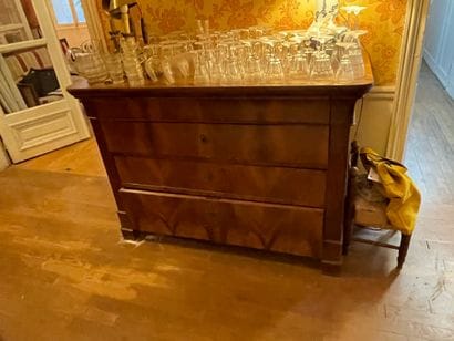 Commode
En placage d'acajou flammé
Ouvrant...