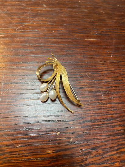 Sheaf brooch
In gold 750°/°°
Enhanced with...