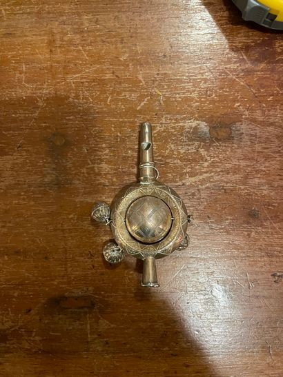 Joli hochet 
En argent
XIXème siècle
P. 16...