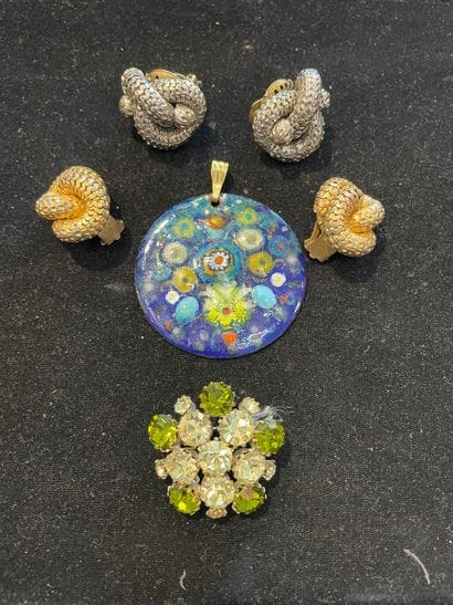 Lot de bijoux fantaisie comprenant :
Deux...