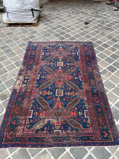 Antique CAUCASE carpet
In polychrome wool...
