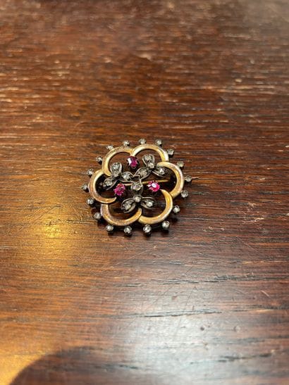 Rosette brooch
In gold 750°/°° and silver
With...
