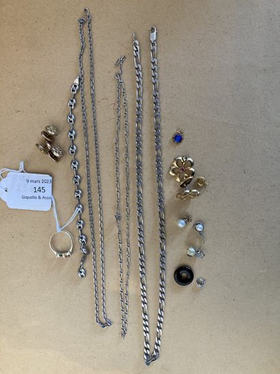 Lot en argent 925°/°° comprenant :
Un collier,...