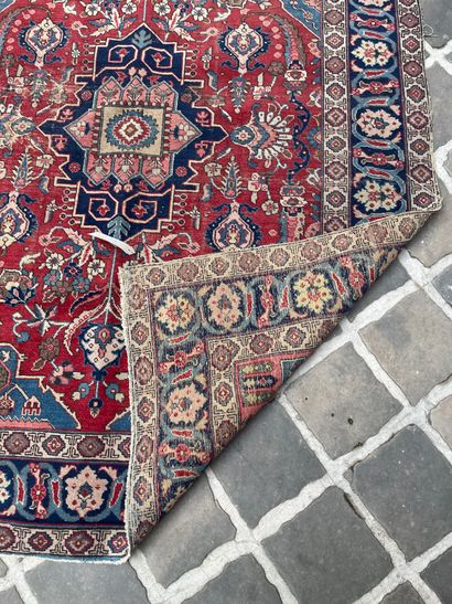 Old TABRIZ carpet
In polychrome wool
183...