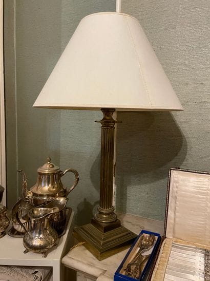 Lampe à figure de colonne corinthienne
En...