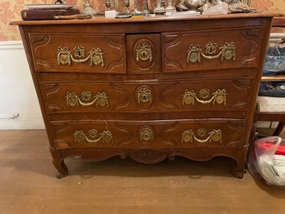 Belle commode
En bois naturel mouluré
La...