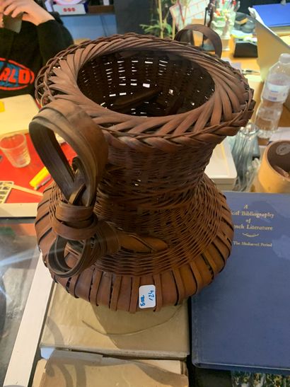 Small basket
Made of wicker
With two handles
Representing...