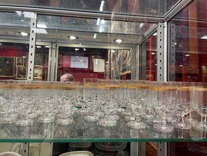 Partie de service de verres 
A décor de guirlandes...
