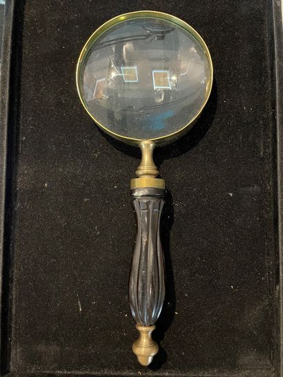 Charming magnifying glass
In brass
In the...