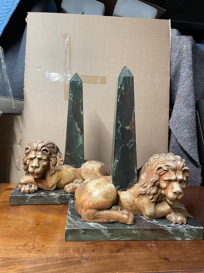 Lions à l'Antique surmontés d'un obélisque
Paire...