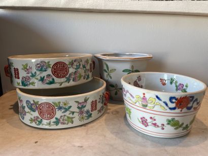 CHINE
Paire de grandes coupes
En porcelaine
A...