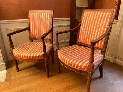 Paire de fauteuils
En bois mouluré et sculpté
Pieds...