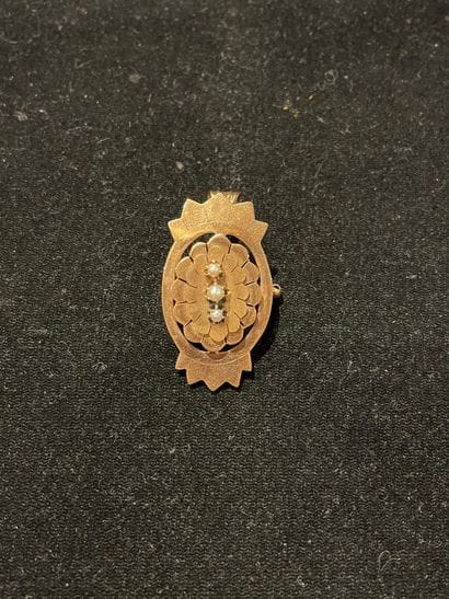 18K yellow gold brooch with three small pearls
weight...
