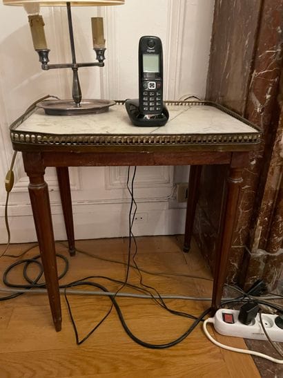 Table d'appoint
En bois naturel sculpté
Reposant...