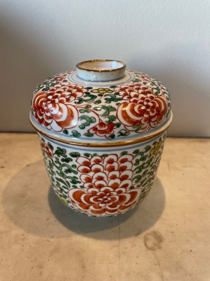 CHINE
Coupe couverte
En porcelaine
A décor...