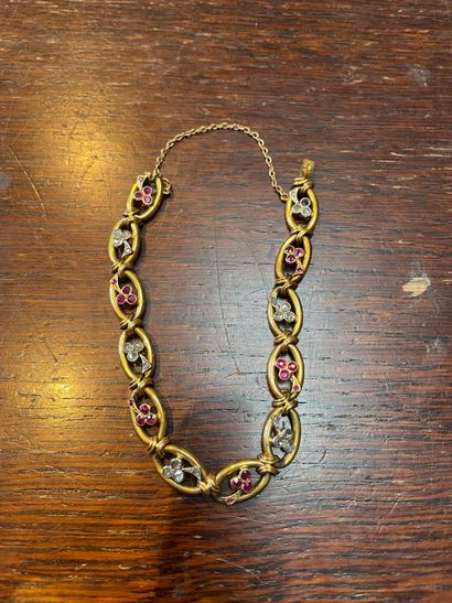 Bracelet with articulated links
In gold 750°/°°
Embellished...