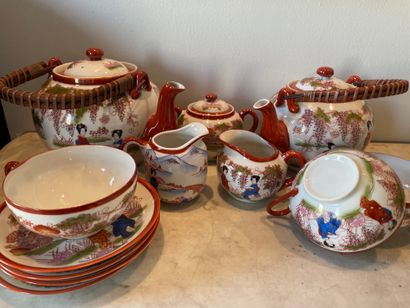 JAPON
Service à thé
En porcelaine
A décor...