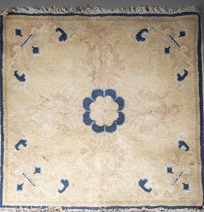 Square carpet for the Tibetan market
Central...