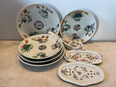 CHINE
Ensemble de cinq soucoupes
En porcelaine
A...
