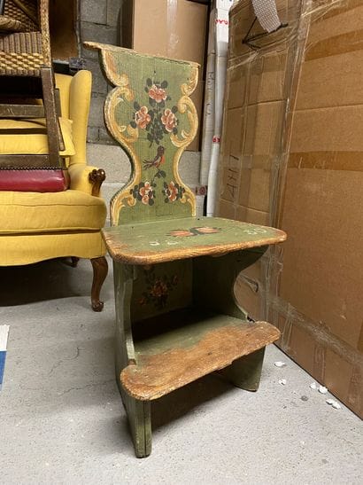 Chaise escabelle
En bois peint, à contours...