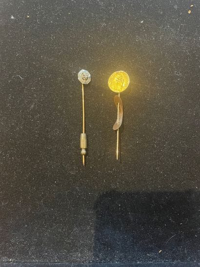 Lot of two tie pins
One in gold 750°/°°.
Ornamented...