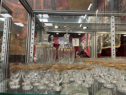 Partie de service de verres 
A décor de guirlandes...