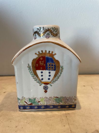 CHINE
Flacon
En porcelaine
A décor polychrome...