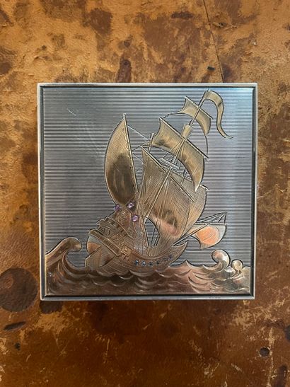 Poudrier en argent guilloché supérieur à...