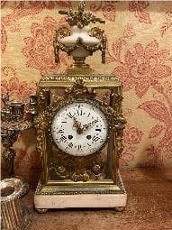 Pendule
En bronze ciselé et marbre blanc
Cadran...