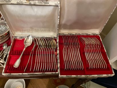 Lot de couverts et couteaux
En métal arg...