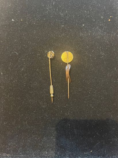 Lot of two tie pins
One in gold 750°/°°.
Ornamented...