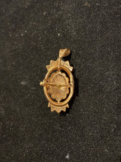 18K yellow gold brooch with three small pearls
weight...