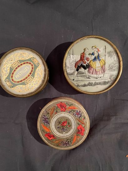 Lot including seven cardboard drageurs with...