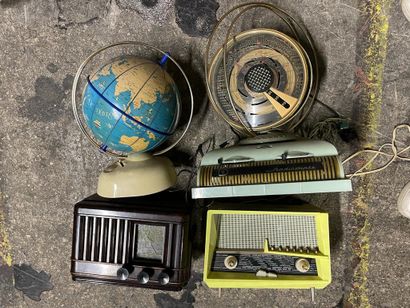 TRAVAUX DIVERS
Lot of four bakelite radios,...