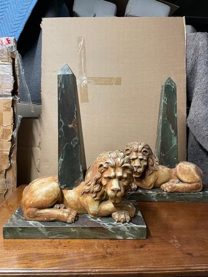 Lions à l'Antique surmontés d'un obélisque
Paire...