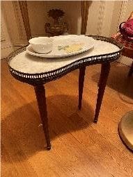 Petite table rognon
En bois sculpté, reposant...